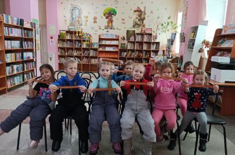 Навеки в памяти героев имена