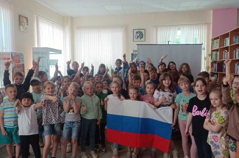Гордимся мы своей страной! Россию Родиной зовём!